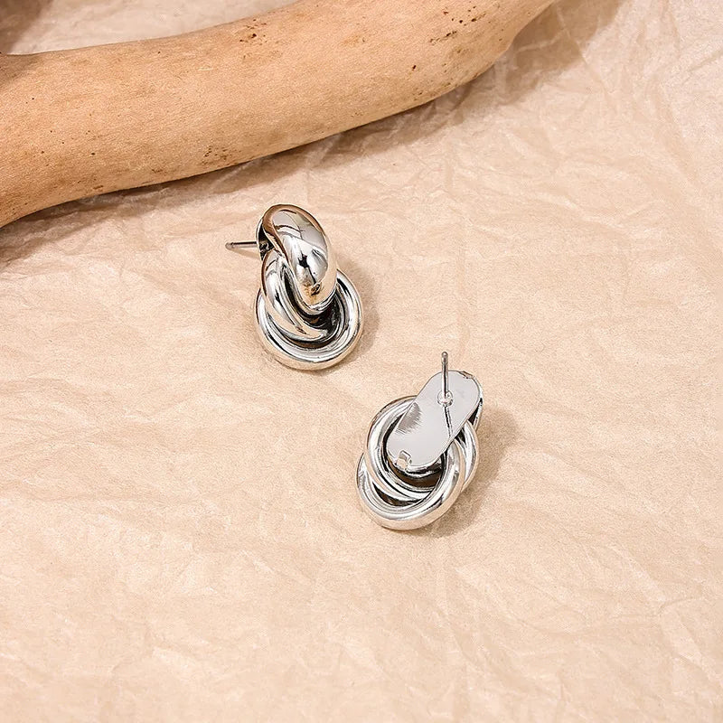 Brinco de argola com nó dourado