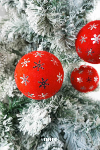 Bola decorada Natal veludo vermelho c/ flocos de neve prata - 10cm c/3