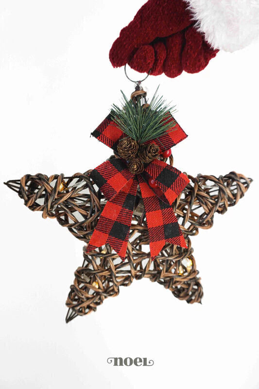 Pendente Natal estrela c/ led estilo vime nude/preto c/ laço xadrez vermelho/preto - 30cm