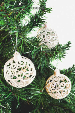 Bola decorada Natal vazada c/ arabescos branco - 8cm c/3