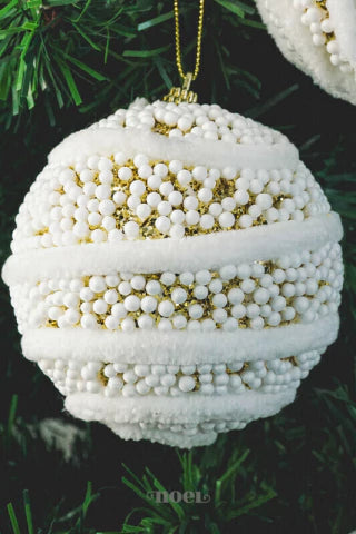 Bola decorada Natal nevada c/ detalhes de cordão de bouclé branco/dourado - 10cm c/3