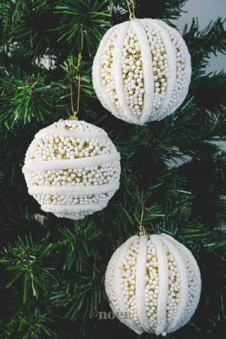 Bola decorada Natal nevada c/ detalhes de cordão de bouclé branco/dourado - 10cm c/3