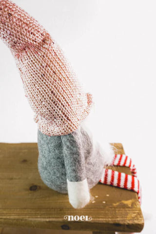 Papai Noel escandinavo tecido sentado cinza/ rosa - 72cm