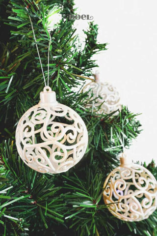 Bola decorada Natal vazada c/ arabescos branco - 8cm c/3