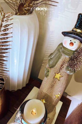 Boneco de neve em pé resina c/ led nude/verde - 32cm