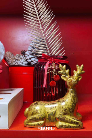 Rena decorativa deitada resina dourado - 12cm